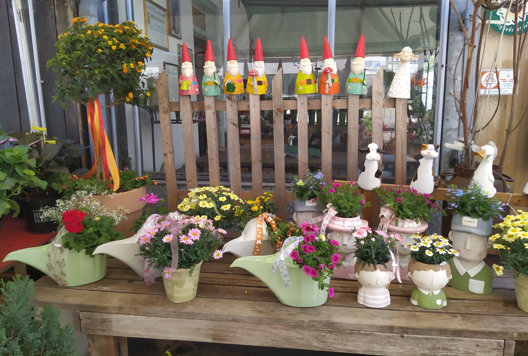 Verkaufstisch mit Blumen